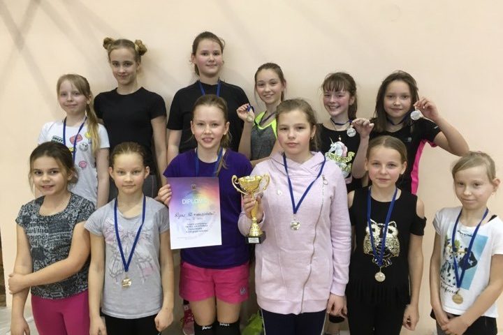Skolnieces saņēma 2. vietu Tautas bumbā